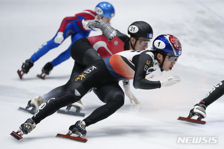 [로테르담=AP/뉴시스] 박지원이 15일(현지시각) 네덜란드 로테르담 아호이 아레나에서 열린 2024 국제빙상경기연맹(ISU) 세계 쇼트트랙 선수권대회 남자 1500m 준준결승 경기에서 레이스를 펼치고 있다. 2024.03.18.