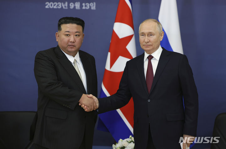 [보스토니치 우주기지(러시아)=AP/뉴시스]블라디미르 푸틴 러시아 대통령(오른쪽)과 김정은 북한 국무위원장이 2023년 9월13일 러시아 동부 블라고베셴스크에서 약 200㎞ 떨어진 치올코프스키시 외곽 보스토치니 우주기지에서 만나 악수하고 있다. 2024.06.19.