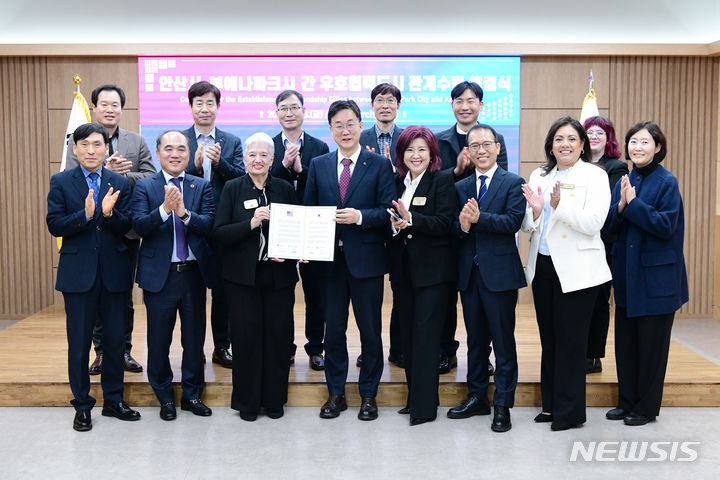 [안산=뉴시스] 이민근 안산시장(사진 앞줄 왼쪽부터 4번째)과 수잔 손(사진 앞줄 왼쪽부터 3번째) 부에나파크시 시장이 우호협력도시 협약에 서명하고, 참석자들과 기념촬영을 하고 있다.(사진=안산시 제공)2024.03.16.photo@newsis.com