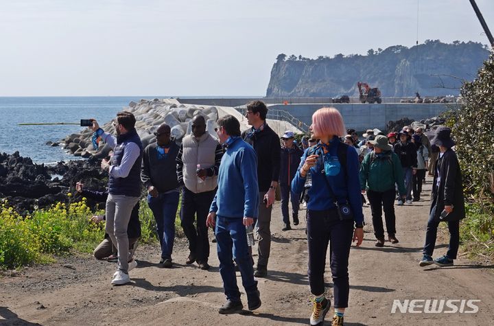 [제주=뉴시스] 오영재 기자 = 16일 오전 제주 서귀포시 법환동 올레7코스에서 23개국 주한외교단과 시도지사협의회 관계자들이 올레길을 걷고 있다. 2024.03.16. oyj4343@newsis.com