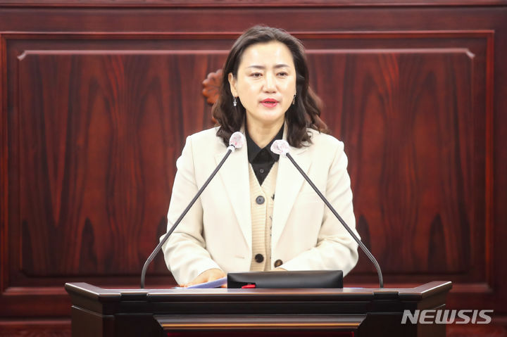 [사진=뉴시스] 화성시의회 더불어민주당 이은진 의원이 15일 제229회 화성시의회 임시회 제2차 본회의에서 5분 발언을 하고 있다.(사진=화성시의회 제공)2024.03.16.photo@newsis.com