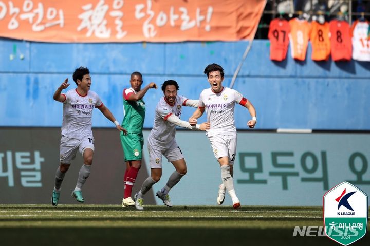 [서울=뉴시스]프로축구 강원FC 윤석영 (사진 = 프로축구연맹 제공)