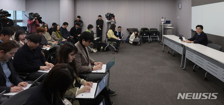 [서울=뉴시스] 김금보 기자 = 방재승 서울의대 교수협의회 비상대책위원장이 지난 16일 오전 서울 종로구 HJ비즈니스센터에서 전국 의과대학 교수 비상대책위원회 총회 집단 사직 여부 논의 결과 발표 기자회견을 열고 취재진 질문에 답하고 있는 모습. 2024.03.16. kgb@newsis.com