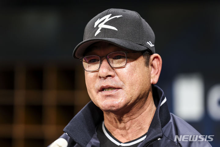 [서울=뉴시스] 정병혁 기자 = 16일 서울 구로구 고척스카이돔에서 열린 메이저리그(MLB) 월드투어 서울시리즈에 참가하는 LA다저스와 샌디에이고 파드리스와의 평가전을 앞둔 팀 코리아 류중일 감독이 취재진의 질문에 답하고 있다. 2024.03.16. jhope@newsis.com