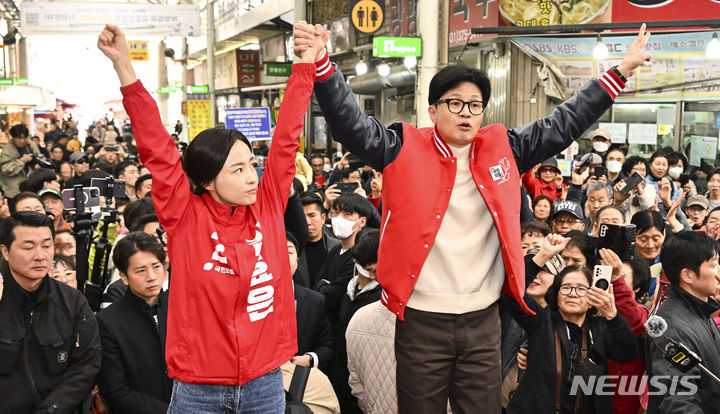 [오산=뉴시스] 조성봉 기자= 한동훈 국민의힘 비상대책위원장이 16일 오전 경기 오산시 오색시장에서 김효은 예비후보와 함께 시민들에게 인사를 하고 있다.(공동취재) 2024.03.16. photo@newsis.com