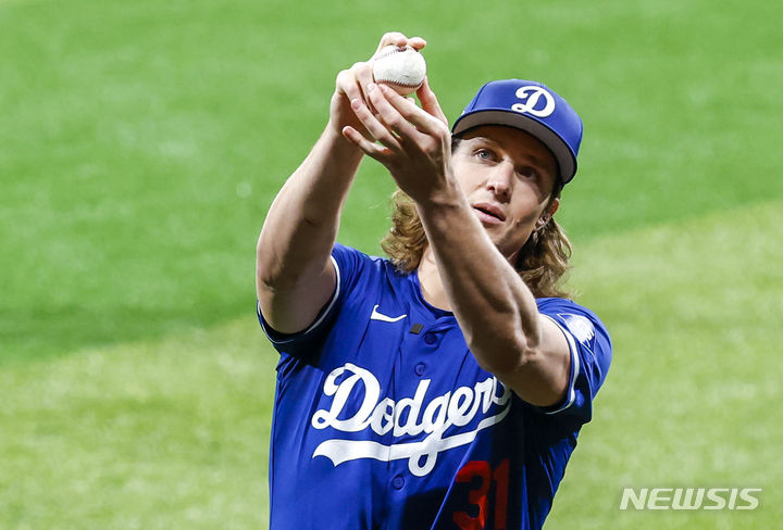 [서울=뉴시스] 정병혁 기자 = 16일 서울 구로구 고척스카이돔에서 열린 메이저리그(MLB) 월드투어 서울시리즈에 참가하는 LA다저스와 샌디에이고 파드리스 유소년 클리닉에서 LA다저스 타일러 글라스노우가 설명을 하고 있다. 2024.03.16. jhope@newsis.com