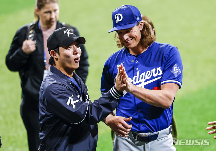 [서울=뉴시스] 정병혁 기자 = 16일 서울 구로구 고척스카이돔에서 열린 메이저리그(MLB) 월드투어 서울시리즈에 참가하는 LA다저스와 샌디에이고 파드리스 유소년 클리닉에서 LA다저스 타일러 글라스노우가 팀 코리아 원태인과 손을 비교하고 있다. 2024.03.16. jhope@newsis.com