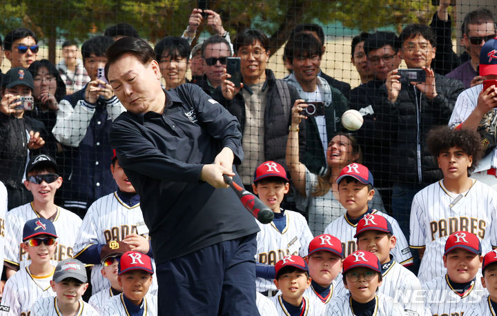 [서울=뉴시스] 전신 기자 = 윤석열 대통령이 16일 서울 용산어린이정원에서 열린 '메이저리거 참여 어린이 야구교실'에서 샌디에이고 파드리스 선수들과 유소년 야구 선수들이 지켜보는 가운데 티볼을 치고 있다. 2024.03.16. photo1006@newsis.com