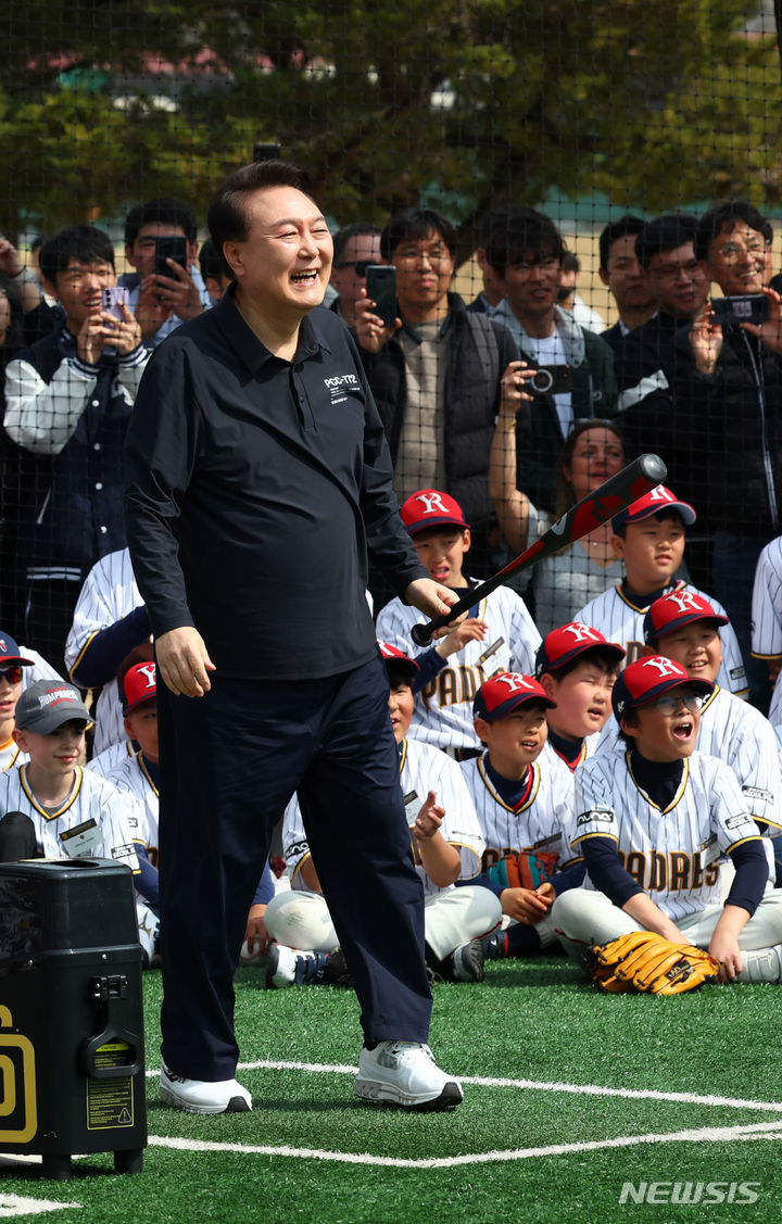 [서울=뉴시스] 전신 기자 = 윤석열 대통령이 16일 서울 용산어린이정원에서 열린 '메이저리거 참여 어린이 야구교실'에서 샌디에이고 파드리스 선수들과 유소년 야구 선수들이 지켜보는 가운데 티볼을 친 뒤 미소짓고 있다. 2024.03.16. photo1006@newsis.com