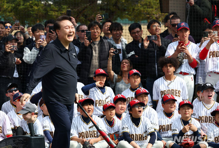 [서울=뉴시스] 전신 기자 = 윤석열 대통령이 16일 서울 용산어린이정원에서 열린 '메이저리거 참여 어린이 야구교실'에서 샌디에이고 파드리스 선수들과 유소년 야구 선수들이 지켜보는 가운데 티볼을 친 뒤 미소짓고 있다. 2024.03.16. photo1006@newsis.com