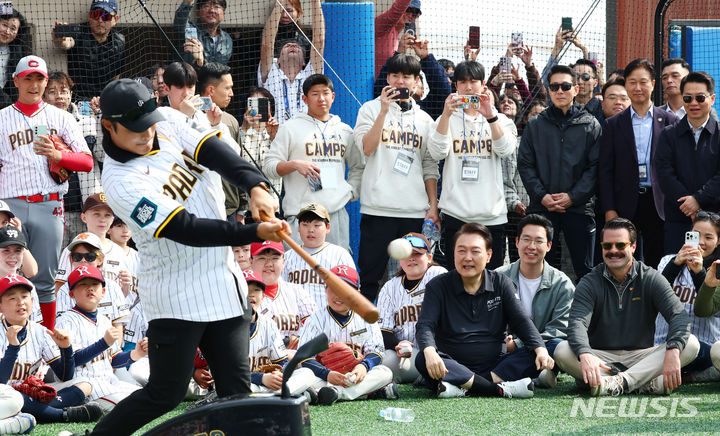 [서울=뉴시스] 전신 기자 = 윤석열 대통령이 16일 서울 용산어린이정원에서 열린 '메이저리거 참여 어린이 야구교실'에서 샌디에이고 파드리스 김하성의 타격 시범을 지켜보고 있다. 2024.03.16. photo1006@newsis.com