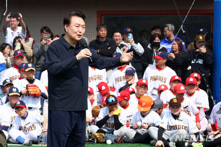 [서울=뉴시스] 전신 기자 = 윤석열 대통령이 16일 서울 용산어린이정원에서 열린 '메이저리거 참여 어린이 야구교실'에서 유소년 야구 선수들을 격려하고 있다. 2024.03.16. photo1006@newsis.com