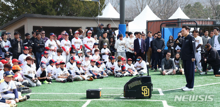 [서울=뉴시스] 전신 기자 = 윤석열 대통령이 16일 서울 용산어린이정원에서 열린 '메이저리거 참여 어린이 야구교실'에서 유소년 야구 선수들을 격려하고 있다. 2024.03.16. photo1006@newsis.com