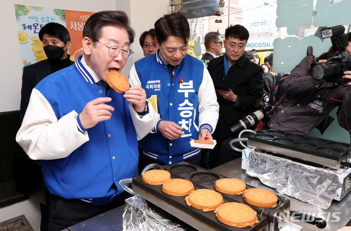 [용인=뉴시스] 조성봉 기자= 이재명 더불어민주당 대표가 16일 오전 경기 용인 수지구청역 인근 한 가게에서 '10원 빵'을 먹고 있다. 2024.03.16. suncho21@newsis.com