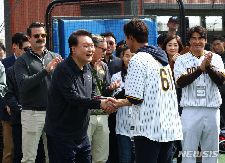 [서울=뉴시스] 전신 기자 = 윤석열 대통령이 16일 서울 용산어린이정원에서 열린 '메이저리거 참여 어린이 야구교실'에서 박찬호 샌디에이고 파드리스 특별 고문으로부터 글러브를 선물 받고 있다. 2024.03.16. photo1006@newsis.com