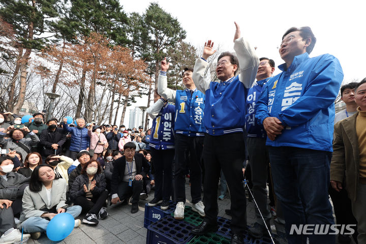 [용인=뉴시스] 조성봉 기자= 이재명 더불어민주당 대표가 16일 오후 경기 용인 수지구청 광장에서 열린 기자회견에서 발언을 하고 있다. 2024.03.16. suncho21@newsis.com