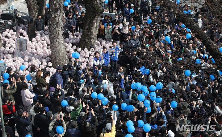 [용인=뉴시스] 조성봉 기자= 이재명 더불어민주당 대표가 16일 경기 용인시 수지구청역 인근에서 이언주(용인정), 부승찬(용인병) 예비 후보와 함께 시민들에게 인사하고 있다.(공동취재)2024.03.16. photo@newsis.com