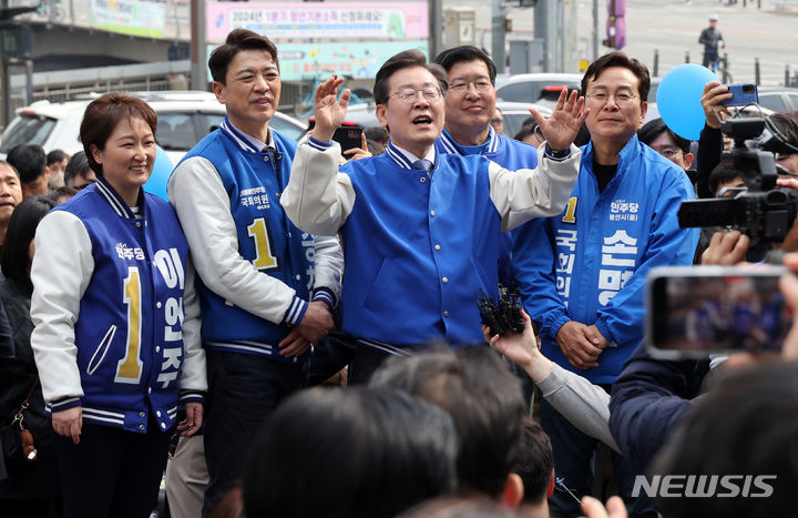 [용인=뉴시스] 조성봉 기자= 이재명 더불어민주당 대표가 16일 오전 경기 용인 수지구청 광장에서 열린 기자회견에서 발언을 하고 있다. (공동취재) 2024.03.16. photo@newsis.com