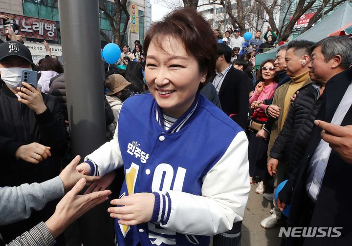 [용인=뉴시스] 조성봉 기자= 제22대 국회의원 선거 용인정에 출마한 이언주 더불어민주당 예비후보가 16일 경기 용인시 수지구청역 인근에서 시민들과 인사를 나누고 있다.(공동취재)2024.03.16. photo@newsis.com