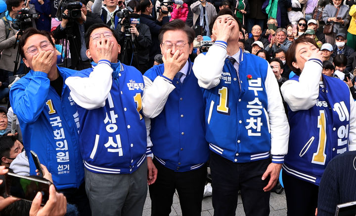 [용인=뉴시스] 조성봉 기자= 이재명 더불어민주당 대표가 16일 경기도 용인시 수지구청 광장에서 열린 기자회견에서 윤석열 정부를 비판하는 '입틀막 퍼포먼스'를 용인지역 예비후보들과 함께 하고 있다. (사진=더불어민주당 제공) 2024.03.16. photo@newsis.com *재판매 및 DB 금지