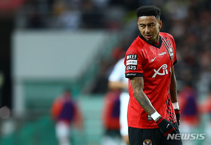 [서울=뉴시스] 김근수 기자 = 16일 서울 마포구 서울월드컵경기장에서 열린 하나원큐 K리그1 2024 3라운드 FC서울와 제주유나이티드의 경기, 후반 FC서울 제시 린가드가 볼경합에 실패한 뒤 아쉬워하고 있다. 2024.03.16. ks@newsis.com