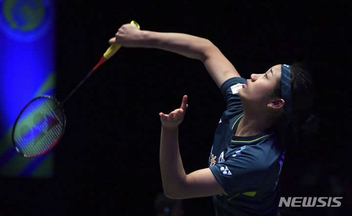 [버밍엄=AP/뉴시스] 안세영(1위)이 16일(현지시각) 영국 버밍엄의 유틸리타 아레나에서 열린 세계배드민턴연맹(BWF) 월드투어 전영오픈 여자 단식 준결승전에서 야마구치 아카네(4위·일본)와 경기하고 있다. 경기 중 다리 통증으로 괴로워하던 안세영은 끝내 1-2(10-21 21-19 14-21)로 패해 2연패 도전이 무산됐다. 2024.03.17.