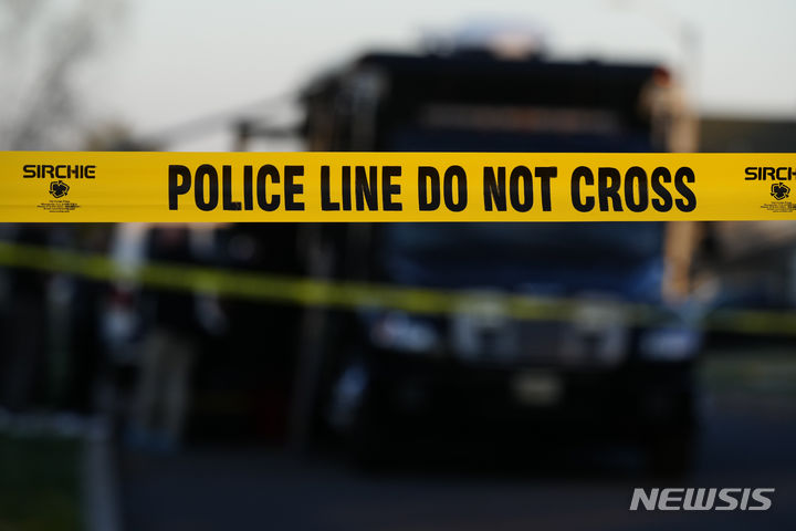 [레빗타운( 미 펜실베이니아주)=AP/뉴시스] 26일(현지 시간) 미국 필라델피아주의 한 공원에서 총기 난사 사건이 일어나 2명이 숨지고 9명이 다쳤다. 사진은 지난해 3월16일 필라델피아 교외의 레빗타운의 한 주택에 총격 사건이 벌어져 경찰 금지선이 설치된 모습. 2024. 03. 17.&nbsp; 