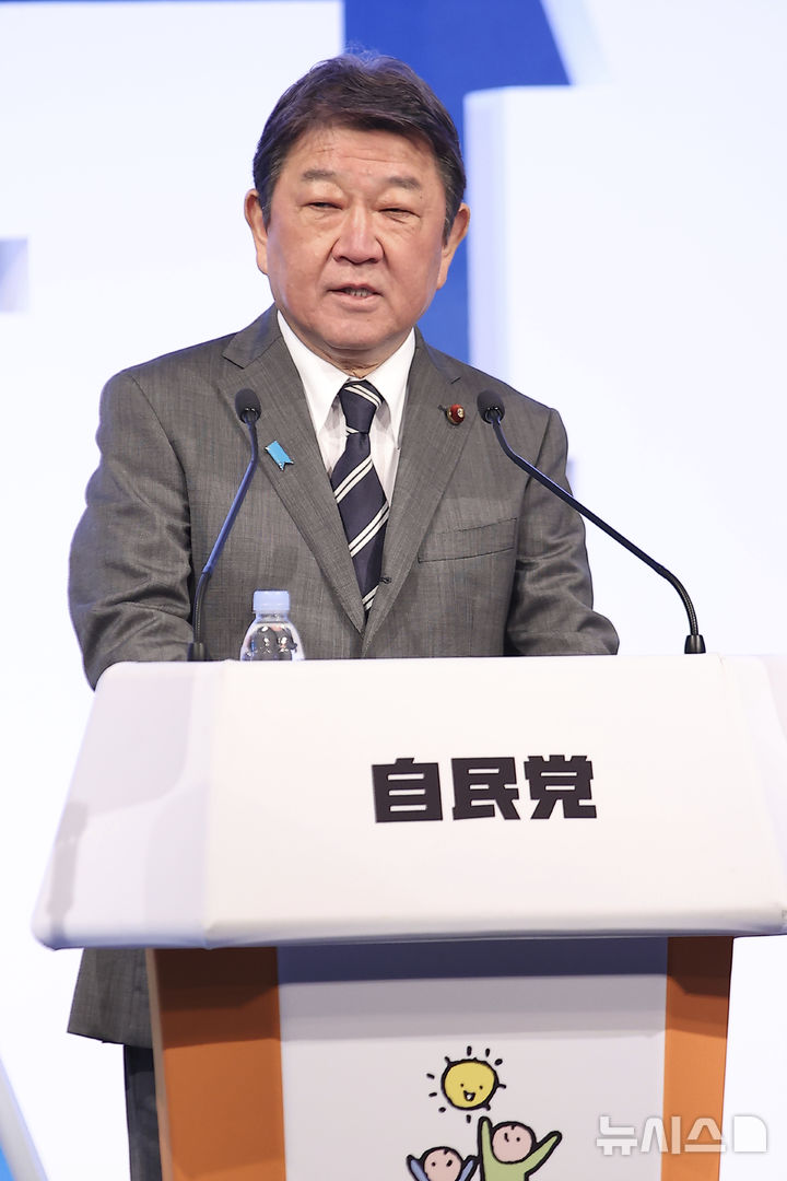 [도쿄=AP/뉴시스]모테기 도시미쓰(茂木敏充·68) 일본 집권 자민당 간사장이 차기 총리를 결정하는 당 총재 선거에 4일 출마를 표명했다. 사진은 모테기 간사장이 지난 3월 17일 도쿄에서 열린 당대회에서 연설하고 있는 모습. 2024.09.04.