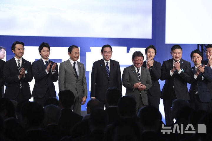 [도쿄=AP/뉴시스]지난 3월 17일 일본 도쿄에서 자민당 당 대회가 열렸다. 왼쪽에서 3번째부터 오른쪽으로 아소 다로 부총재, 기시다 후미오 총리, 모테기 도시미쓰 간사장. 2024.09.04. 
