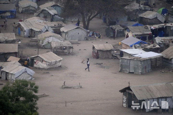 [주바(남수단)=AP/뉴시스]남수단 보건부와 교육부가 폭염으로 남수단 모든 학교에 폐쇄를 명령한 이튿날인 2023년 2월5일 수도 주바의 집 옆에 사람들이 나와 있다. 남수단이 20일(현지시각) 극심한 더위로 일부 학생들이 쓰러지는 일들이 잇따르자 2주 동안 모든 학교들을 폐쇄한다고 발표했다. 극심한 기후변화로 큰 영향을 받고 있는 남수단이 건기가 한창인 2월과 3월에 폭염으로 학교를 휴교한 것은 이번이 2번째다. 2025.02.21.