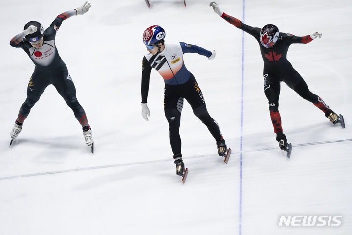 [로테르담=AP/뉴시스] 황대헌(가운데)이 17일(현지시각) 네덜란드 로테르담 아호이 아레나에서 열린 2024 국제빙상경기연맹(ISU) 세계 쇼트트랙 선수권대회 남자 1000m 준준결승 경기에서 1위로 결승선을 통과하고 있다. 2024.03.18.