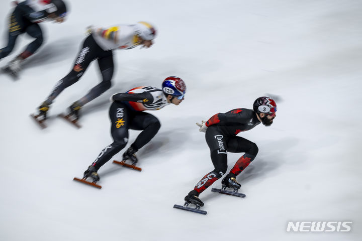 [로테르담=AP/뉴시스] 황대헌(오른쪽 두번째)이 17일(현지시각) 네덜란드 로테르담 아호이 아레나에서 열린 2024 국제빙상경기연맹(ISU) 세계 쇼트트랙 선수권대회 남자 1000m 준준결승 경기에서 레이스를 펼치고 있다. 2024.03.18.