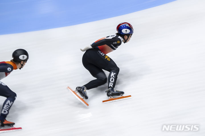 [로테르담=AP/뉴시스] 박지원이 17일(현지시각) 네덜란드 로테르담 아호이 아레나에서 열린 2024 국제빙상경기연맹(ISU) 세계 쇼트트랙 선수권대회 남자 1000m 준준결승 경기에서 선두로 달리고 있다. 2024.03.18.