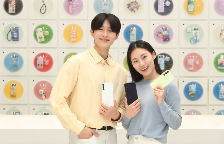 [서울=뉴시스] 삼성전자는 '갤럭시 A15' LTE 버전을 출고가 31만9000원에 18일 국내 출시한다고 17일 밝혔다. 국내 이동통신3사(SK텔레콤, KT, LG유플러스)와 자급제 모델 모두 출시되며 출고가는 31만9000원이다. *재판매 및 DB 금지