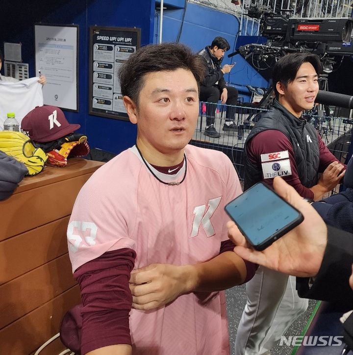 [서울=뉴시스]김주희 기자=키움 히어로즈 최주환이 17일 고척스카이돔에서 열리는 LA 다저스와 평가전을 앞두고 취재진과 인터뷰하고 있다. 2023.03.17.