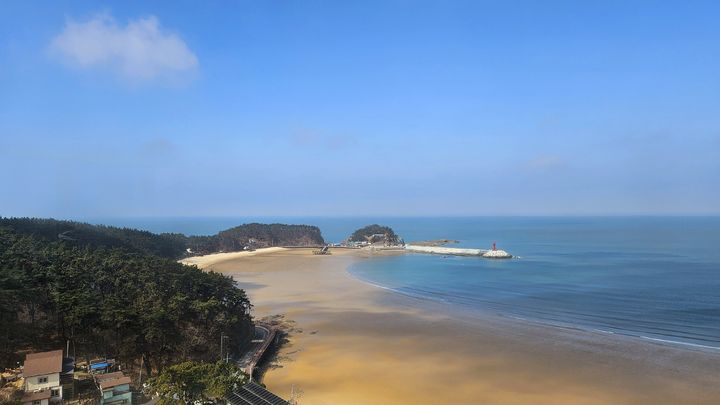 태안 만리포 전망타워에서 내려다본 만리포해수욕장. 구름 그림자가 지나가고 있다. 박주연 기자 photo@newsis.com *재판매 및 DB 금지