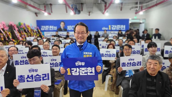 [세종=뉴시스] 송승화 기자 = 선거대책위원회 발대식 후 지지자들과 사진 찍는 강준현 세종 을 선거구 후보. 2024.03.17.ssong1007@newsis.com *재판매 및 DB 금지