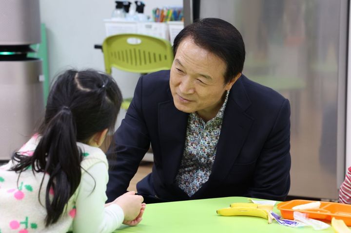 [수원=뉴시스] 임태희 경기도교육감이 최근 경기 남양주시 소재 다산한강초등학교를 찾아 늘봄학교에 참여하는 학생들을 만나고 있다. (사진=경기도교육청 제공) 2024.03.17. photo@newsis.com *재판매 및 DB 금지