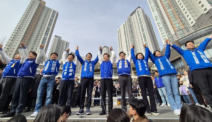 [화성=뉴시스] 이병희 기자 = 이재명 더불어민주당 대표가 17일 경기 화성시 동탄호수공원을 찾아 예비후보들과 함께 인사하고 있다. 2024.03.17. photo@newsis.com *재판매 및 DB 금지