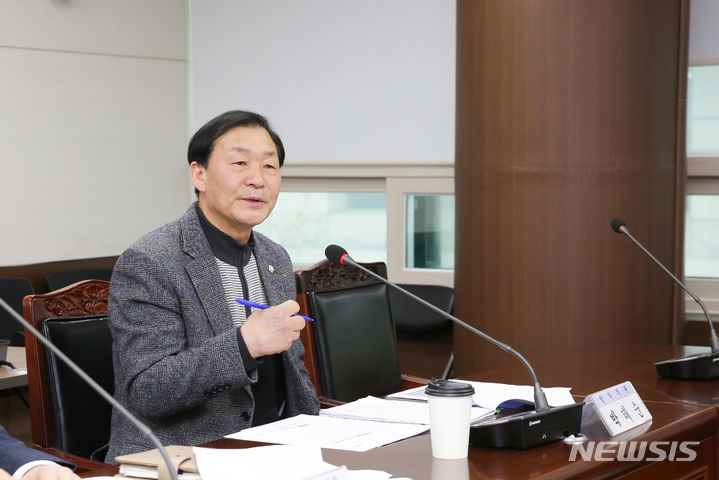 [안산=뉴시스] 더불어민주당 박태순 의원이 자신이 대표 발의한 물고임 조레에 대해 도시환경위원회에서 설명하고 있다.(사진=안산시의회 제공)2024.03.17.photo@newsis.com