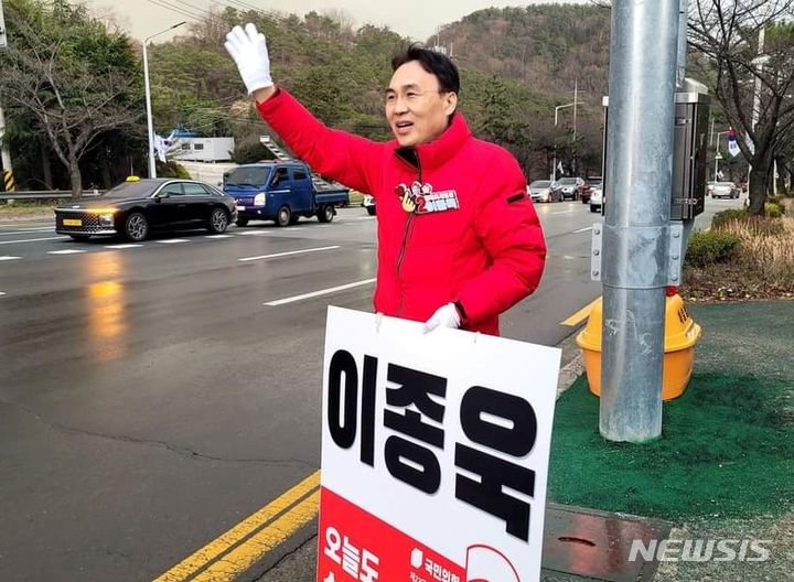 [창원=뉴시스]국민의힘 이종욱 창원시진해구 후보 거리인사.(사진=이종욱 후보 페이스북 캡처)