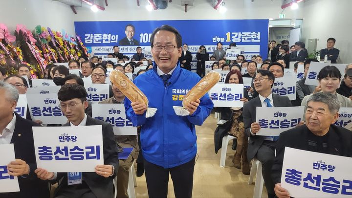 [세종=뉴시스] 송승화 기자 = 지역구 의원과 비례대표를 둘다 잡겠다는 의미로 강준현 더불어민주당 세종 을 선거구 후보가 빵을 양손에 들고 사진을 찍고 있다. 2024.03.17.ssong1007@newsis.com&nbsp; *재판매 및 DB 금지