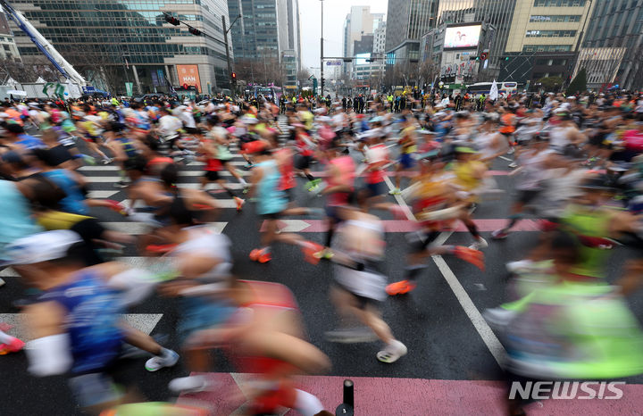 [서울=뉴시스] 김명년 기자 = 17일 오전 서울 종로구 광화문광장에서 열린 '2024 서울마라톤'에서 참가자들이 출발하고 있다. 2024.03.17. kmn@newsis.com