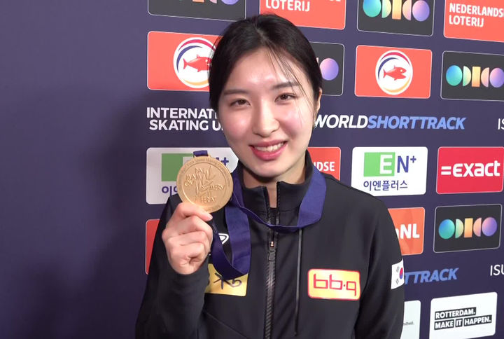 [서울=뉴시스] 조수정 기자 = 16일(한국시간) 네덜란드 로테르담에서 개최된 2024 ISU 세계 쇼트트랙 선수권대회 여자 1,500m 종목 결승에서 김길리(성남시청)가 우승을 차지하며 금메달을 획득, 메달을 들어보이고 있다. 김길리는 2분21초192의 기록으로 1위로 결승선을 통과하며 금메달을 목에 걸었다. (사진=대한빙상경기연맹 제공) 2024.03.17. photo@newsis.com *재판매 및 DB 금지