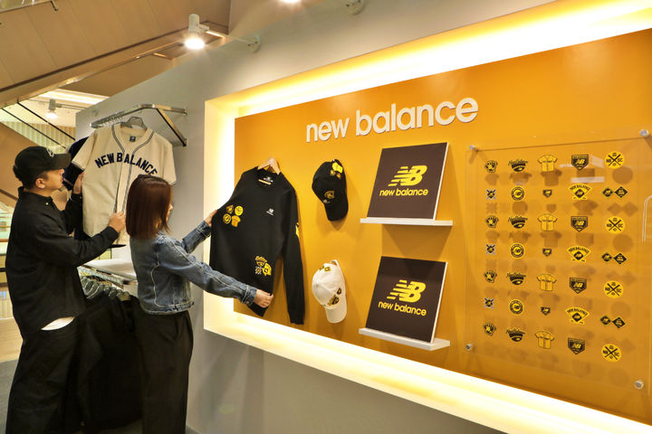 [서울=뉴시스] 조수정 기자 = 롯데백화점이 21일까지 잠실 롯데월드몰 1층 아트리움 광장에서 ‘김하성, 오타니 X 뉴발란스’ 팝업행사를 진행한다고 17일 전했다. 이번 팝업행사는 ‘김하성’, ‘오타니 쇼헤이’의 ‘미국 프로야구 리그’(MLB)’ 월드투어 서울 시리즈를 기념해 다양한 상품과 체험 콘텐츠를 선보인다. 팝업 오픈을 기념해 김하성과 오타니 한정판 ‘와펜’을 판매하며 원하는대로 디자인할 수 있는 ‘DIY 이벤트’도 진행한다. 5만원 이상 구매한 고객을 대상으로 추첨을 통해 ‘서울시리즈 직관 티켓(4장)’, ‘김하성 선수 친필 사인 액자(15개)’를 증정한다. (1인 1장 한정, 중복 증정 불가). 사진은 모델이 행사를 소개하는 모습. (사진=롯데백화점 제공) 2024.03.17. photo@newsis.com *재판매 및 DB 금지