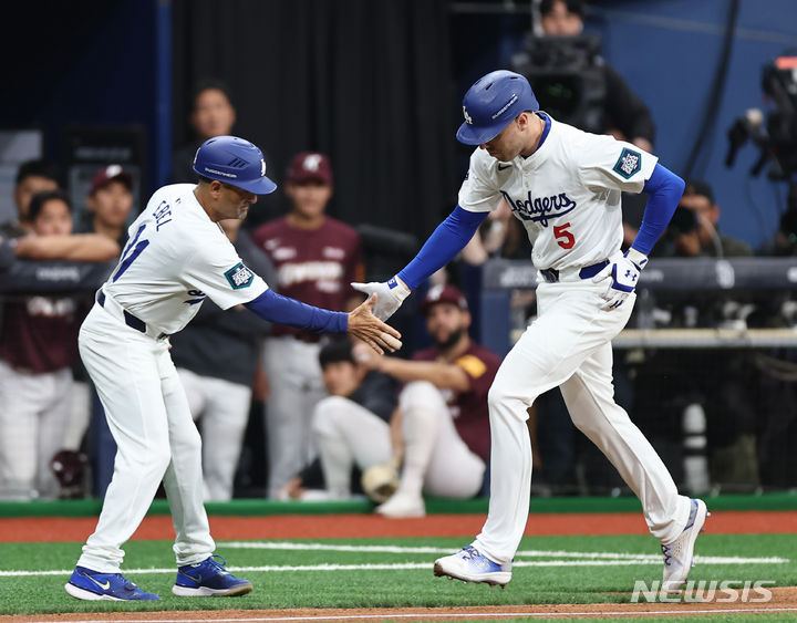 [서울=뉴시스] 정병혁 기자 = 17일 서울 고척스카이돔에서 미국프로야구(MLB) 공식 개막시리즈를 앞두고 열린 로스앤젤레스(LA) 다저스 대 키움 히어로즈 연습 경기. LA 다저스 프레드 프리먼이 1회초 2사에 솔로홈런을 치고 3루 주루코치의 축하를 받고 있다. (공동취재) 2024.03.17. photo@newsis.com