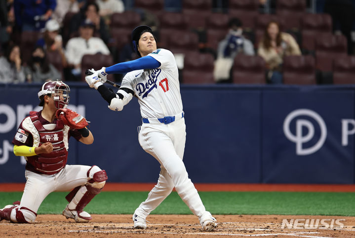 [서울=뉴시스] 정병혁 기자 = 17일 서울 고척스카이돔에서 미국프로야구(MLB) 공식 개막시리즈를 앞두고 열린 로스앤젤레스(LA) 다저스 대 키움 히어로즈 연습 경기. 2회초 1사 1,3루 LA 다저스 오타니 쇼헤이가 삼진 아웃되고 있다. (공동취재) 2024.03.17. photo@newsis.com