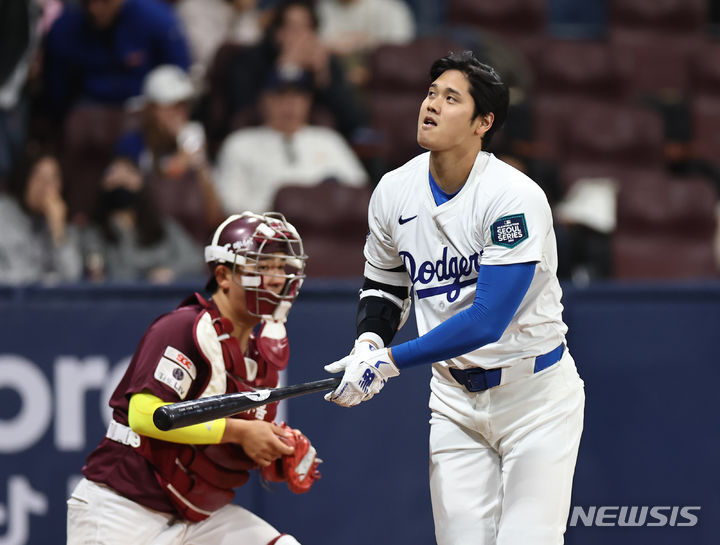 [서울=뉴시스] 정병혁 기자 = 17일 서울 고척스카이돔에서 미국프로야구(MLB) 공식 개막시리즈를 앞두고 열린 로스앤젤레스(LA) 다저스 대 키움 히어로즈 연습 경기. 2회초 1사 1,3루 LA 다저스 오타니 쇼헤이가 삼진 아웃되고 있다. (공동취재) 2024.03.17. jhope@newsis.com