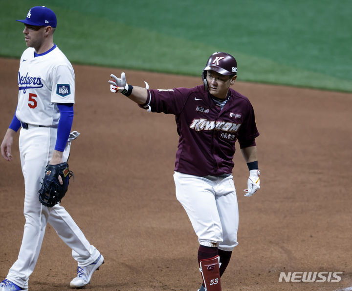 [서울=뉴시스] 정병혁 기자 = 17일 서울 고척스카이돔에서 미국프로야구(MLB) 공식 개막시리즈를 앞두고 열린 로스앤젤레스(LA) 다저스 대 키움 히어로즈 연습 경기. 4말 1사 2루 키움 최주환이 1타점 적시타를 친 뒤 기뻐하고 있다. 2024.03.17. jhope@newsis.com