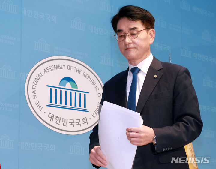 [서울=뉴시스] 조성봉 기자= 박용진 더불어민주당 의원이 17일 서울 국회 소통관에서 입장발표를 마치고 밖으로 나서고 있다. 이날 박 의원은 서울 강북을 전략 경선 참여 뜻을 밝혔다. (공동취재) 2024.03.17. photo@newsis.com